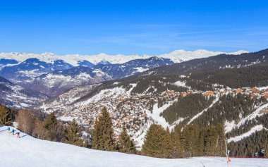 Meribel Vadi Manzaralı. Meribel köy Merkezi (1450 m). Fransa