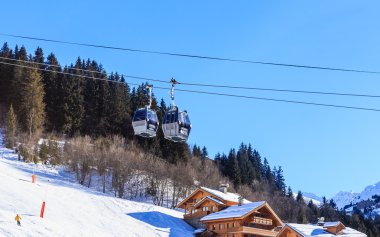 Chalet Meribel vadi yamaçlarında. Kabin teleferik. Ski Resort Meribel köy Merkezi (1450 m). Fransa