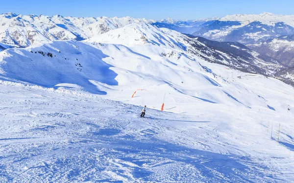 Síelő a lejtőin a síközpont Meribel, Franciaország — Stock Fotó