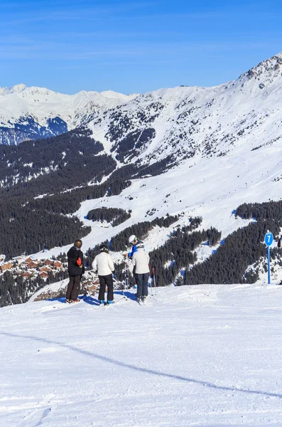 Esquiadores nas pistas da estação de esqui de Meribel, França — Fotografia de Stock