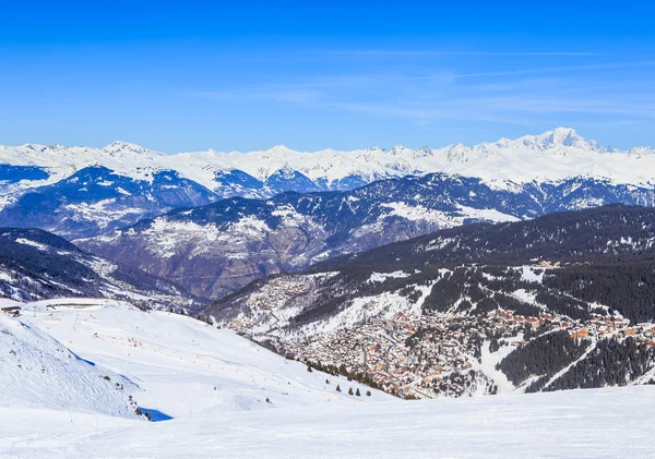 山坡上的梅里贝勒的滑雪胜地。梅里贝勒村庄中心 — 图库照片