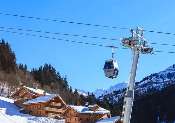 Chalet op de hellingen van de vallei Meribel. Hutten kabelbaan. Ski Resort Meribel dorpskern (1450 m). Frankrijk — Stockfoto