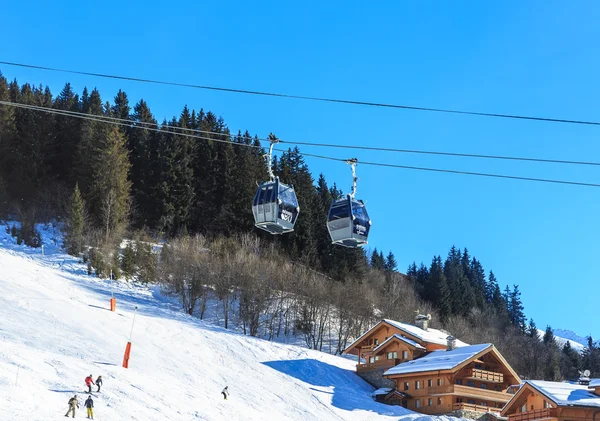 Chalet en las laderas del valle Meribel. Cabinas por cable. Estación de esquí Meribel Village Center (1450 m). Francia —  Fotos de Stock