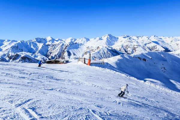 Esquiadores nas pistas da estação de esqui de Meribel, França — Fotografia de Stock