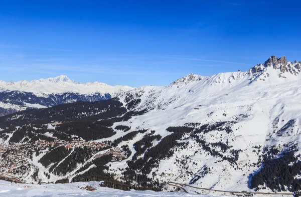 Meribel völgyre. Meribel falu központjában (1450 m). Franciaország — Stock Fotó