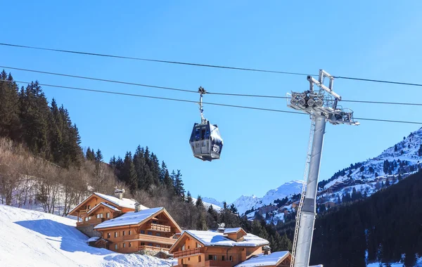 Chata na svazích údolí Meribel. Kabiny lanovky. Ski Resort Meribel Village Center (1450 m). Francie — Stock fotografie