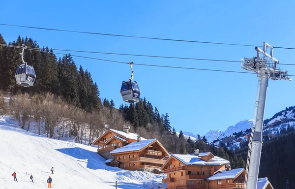 Chata na svazích údolí Meribel. Kabiny lanovky. Ski Resort Meribel Village Center (1450 m). Francie — Stock fotografie