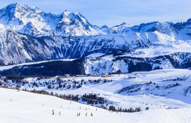 Görünüm kar Courchevel yamaç Fransız Alpleri'nde kaplı. Kayak Merkezi