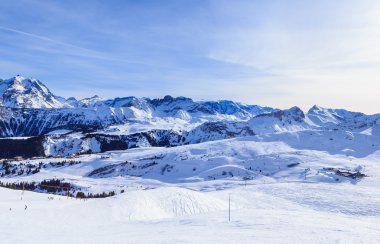 Görünüm kar Courchevel yamaç Fransız Alpleri'nde kaplı. Kayak Merkezi