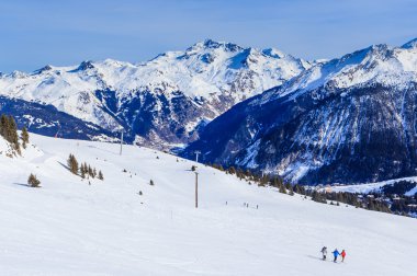 Görünüm kar Courchevel yamaç Fransız Alpleri'nde kaplı. Kayak Merkezi