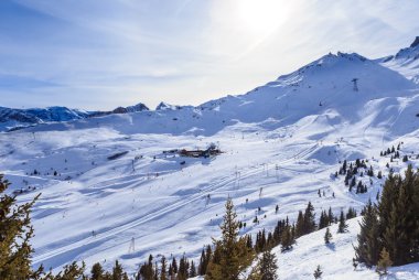 Courchevel yamaç Fransız Alpleri'nde görünümü kar kaplı