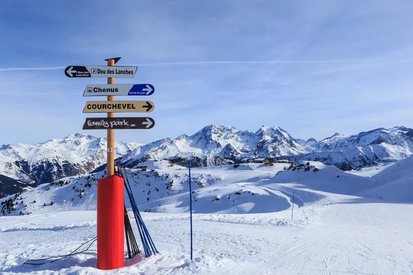 Ponteiros para a pista na estação de esqui Courchevel. França — Fotografia de Stock