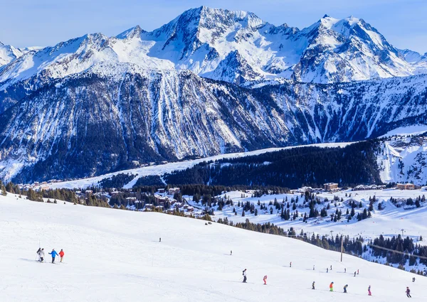 Widok na śniegu objętych Courchevel stoku w Alpy Francuskie. — Zdjęcie stockowe