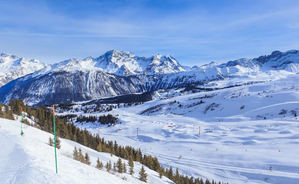 Vista de la ladera Courchevel cubierta de nieve en los Alpes franceses. Estación de esquí —  Fotos de Stock
