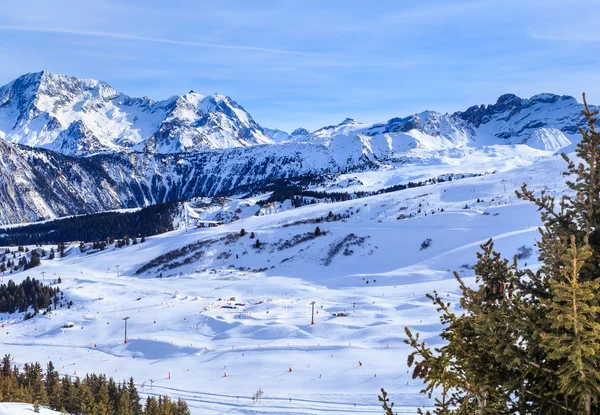 Vue de la pente enneigée du Courchevel dans les Alpes françaises. Station de ski — Photo