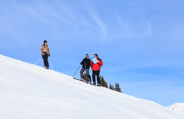 Esquiadores pistas teniendo en cuenta el esquema. Estación de esquí Courchevel —  Fotos de Stock