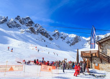 Courchevel yamaç Fransız Alpleri'nde görünümü kar kaplı