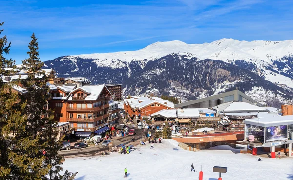 Нижняя станция подъема Ченуса. Горнолыжный курорт Courchevel 1850 m — стоковое фото