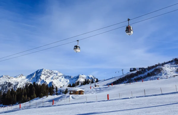 Visa snö täckta Courchevel lutning i franska Alperna. — Stockfoto