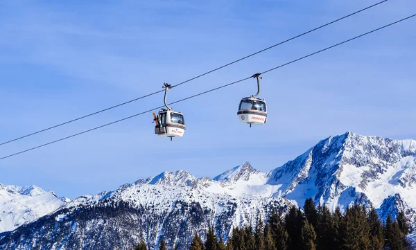 O elevador na estância de esqui de Courchevel, Alpes, França — Fotografia de Stock