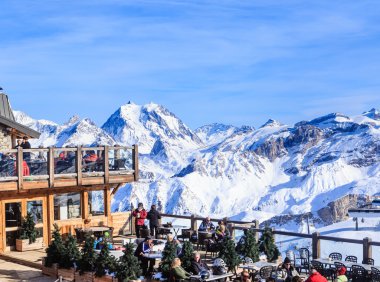 Restoran dağlarda. Kışın Resort Courchevel kayak