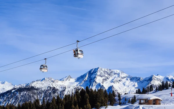 Výtah v blízkosti lyžařského střediska Courchevel, Alpy, Francie — Stock fotografie