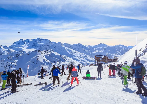 Vista de la ladera Courchevel cubierta de nieve en los Alpes franceses —  Fotos de Stock