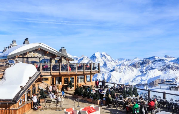 Restaurant in de bergen. Ski Resort Courchevel in de winter — Stockfoto