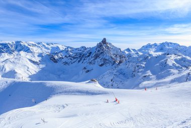 Görünüm kar Courchevel yamaç Fransız Alpleri'nde kaplı. Kayak Merkezi
