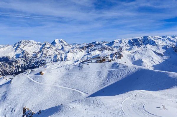 视图的雪覆盖的库尔舍维勒在法国阿尔卑斯山斜坡上。滑雪胜地 — 图库照片