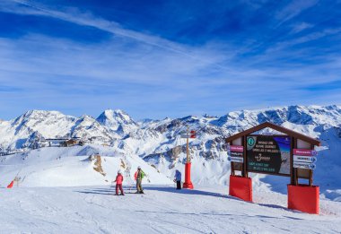 Kayakçı Kayak Merkezi Courchevel parça önerilere ayakta. Fransa