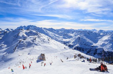 Görünüm kar Courchevel yamaç Fransız Alpleri'nde kaplı. Resort Courchevel kayak