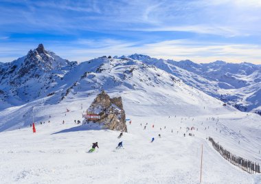 Görünüm kar Courchevel yamaç Fransız Alpleri'nde kaplı. Resort Courchevel kayak