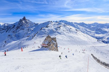 Görünüm kar Courchevel yamaç Fransız Alpleri'nde kaplı. Resort Courchevel kayak