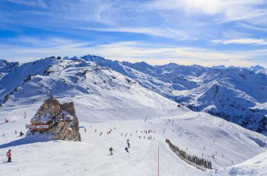 Görünüm kar Courchevel yamaç Fransız Alpleri'nde kaplı. Resort Courchevel kayak