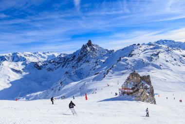 Görünüm kar Courchevel yamaç Fransız Alpleri'nde kaplı. Resort Courchevel kayak