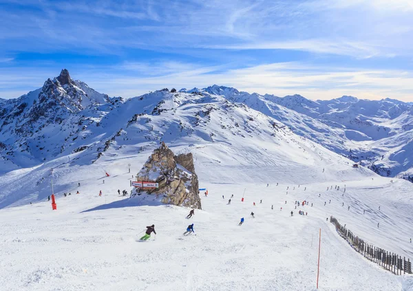 Snødekt kurveskråning i Franske Alper. Ski Resort Courchevel – stockfoto