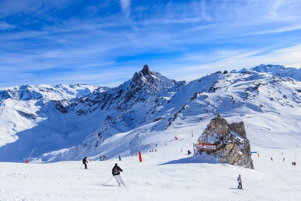 雪のビューには、フランス アルプスのクールシュヴェル斜面が覆われています。スキー リゾート クールシュヴェル — ストック写真