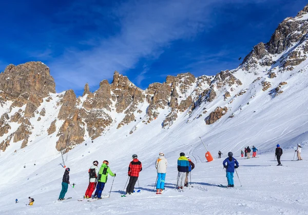 Лыжники на склонах горнолыжного курорта Мерибель, Франция — стоковое фото