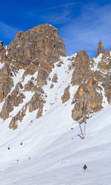 Kayakçı Kayak Merkezi Meribel, Fransa'nın eteklerinde — Stok fotoğraf