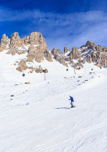 Esquiador en las pistas de la estación de esquí de Meribel, Francia —  Fotos de Stock