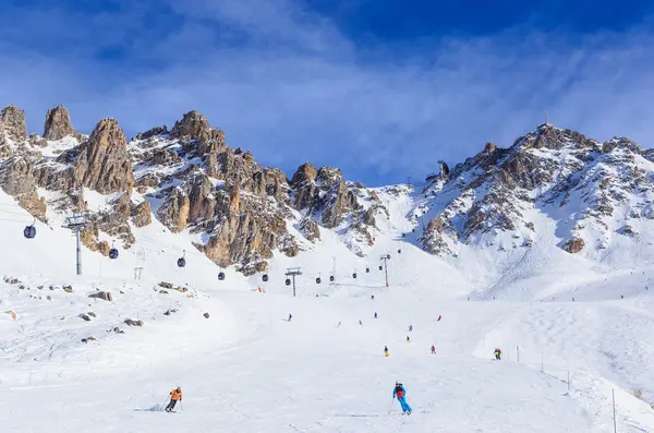 Skiërs op de hellingen van het skigebied van Meribel, Frankrijk — Stockfoto