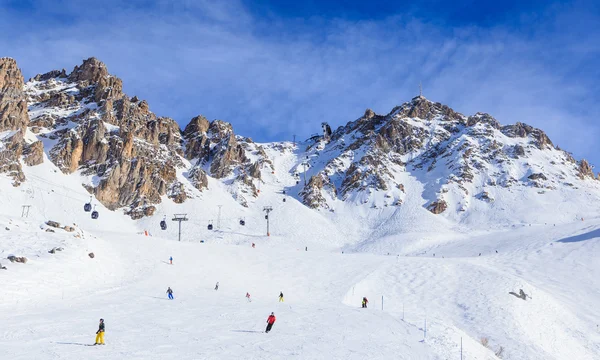 Skiërs op de hellingen van het skigebied van Meribel, Frankrijk — Stockfoto