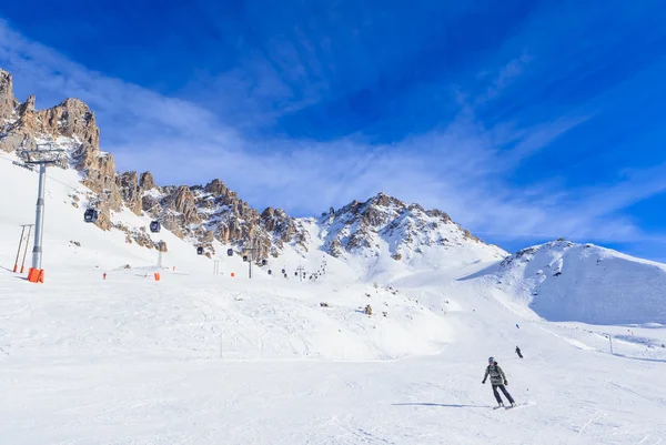 Лижник на схилах гірськолижного курорту курорту Мерібель, Франція — стокове фото