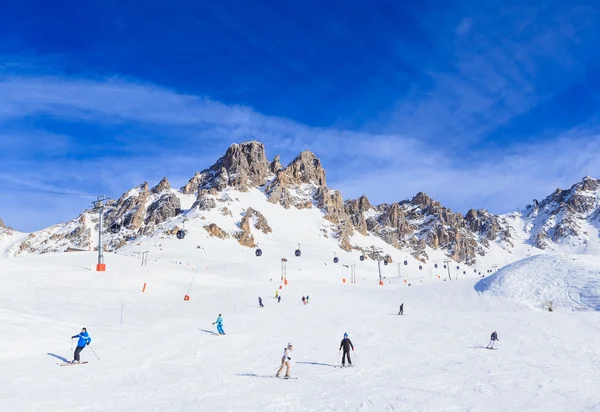 Лыжники на склонах горнолыжного курорта Мерибель, Франция — стоковое фото