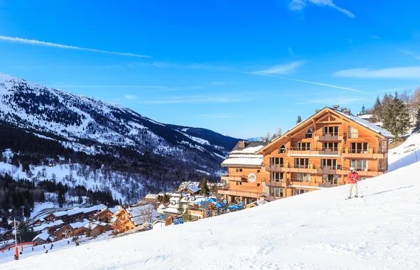 Chalé nas encostas do vale Meribel. Estância de esqui Meribel — Fotografia de Stock