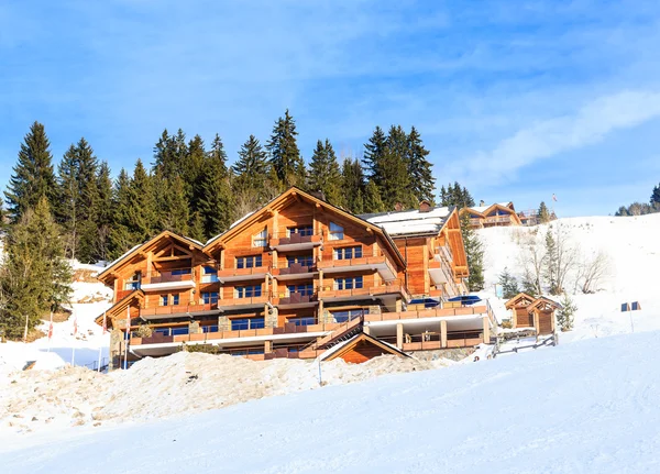 Chalé nas encostas do vale Meribel. Estância de esqui Meribel — Fotografia de Stock