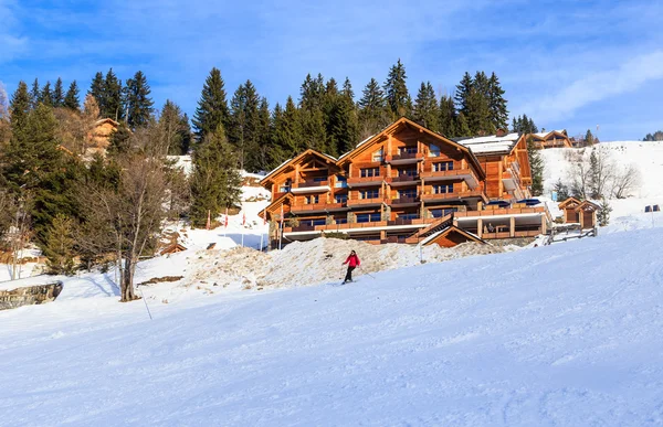 Chalet Meribel vadi yamaçlarında. Ski Resort Meribel — Stok fotoğraf