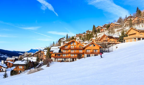 Chata na svazích údolí Meribel. Ski Resort Meribel — Stock fotografie