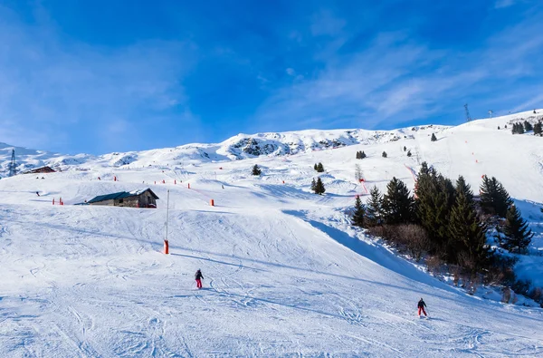 Unbekannte Skifahrer genießen Skifahren am Hang in den Alpen — Stockfoto